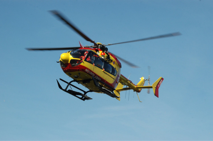 La conductrice a été évacuée, en urgence absolue, par l'hélicoptère Dragon76, vers un hôpital de la région - Illustration