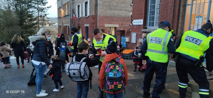 Rouen : des chasubles et brassards réfléchissants distribués pour la sécurité des écoliers et parents Rouen : des chasubles et brassards réfléchissants distribués pour la sécurité des écoliers et parents