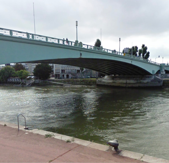 L’homme a enjambé le parapet du pont et s’est jeté dans le fleuve, selon un témoin - illustration