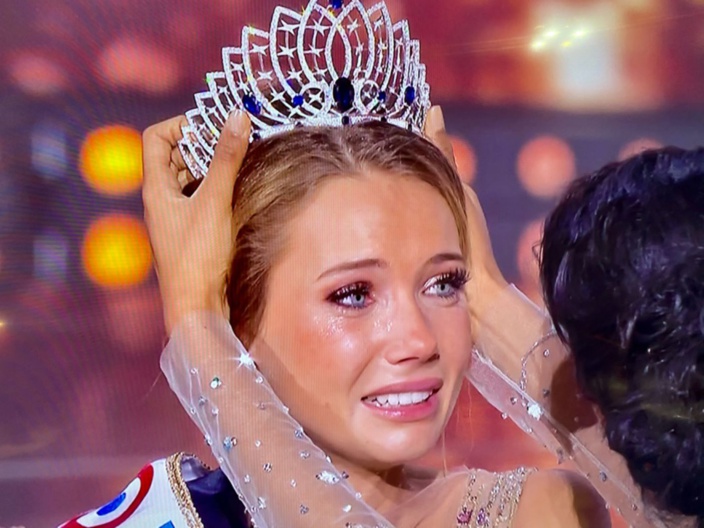 Beaucoup d'émotion sur le visage d'Amandine, 23 ans, au moment de coiffer ce soir la couronne de Miss France 2021 - @capture d’écran TF1