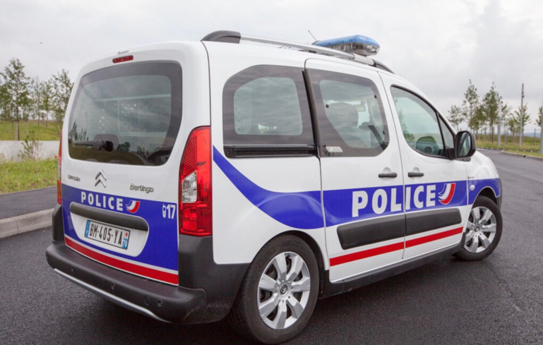 Le véhicule de police a été endommagé par les projectiles - Illustration Le véhicule de police a été endommagé par les projectiles - Illustration