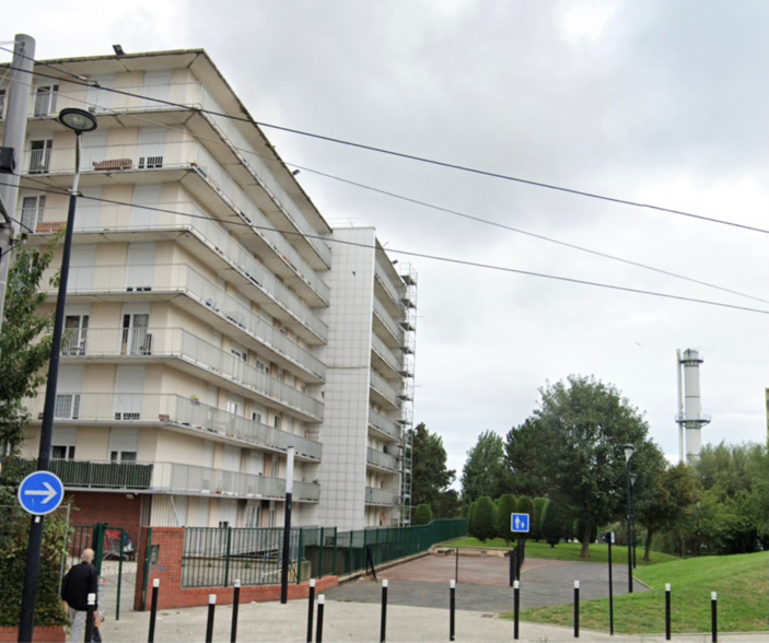 Le jeune homme s’est jeté dans le vide depuis le toit de l´immeuble - illustration Le jeune homme s’est jeté dans le vide depuis le toit de l´immeuble - illustration