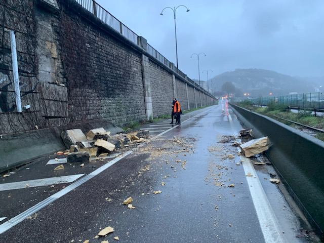 Des morceaux de parement du pont Corneille se sont effondrés sur la chaussée - Photo @ Nicolas Mayer-Rossignol / Twitter