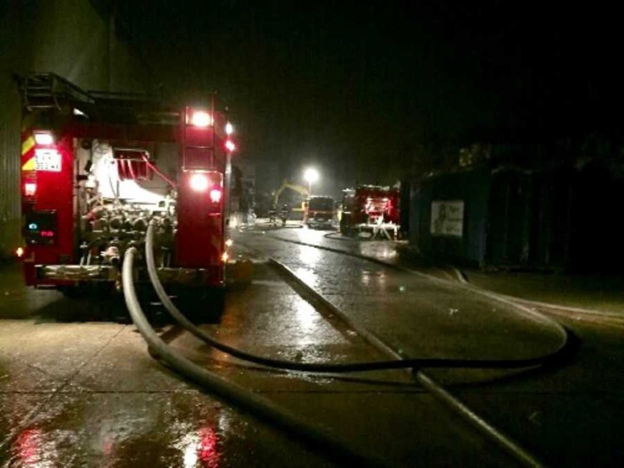 Deux lances à incendie ont été établies pour empêcher la propagation du feu - illustration Deux lances à incendie ont été établies pour empêcher la propagation du feu - illustration