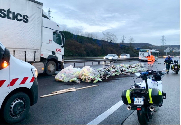 Un camion a perdu son chargement de palettes sur le CD18E - Photo @ DDSP76 Un camion a perdu son chargement de palettes sur le CD18E - Photo @ DDSP76