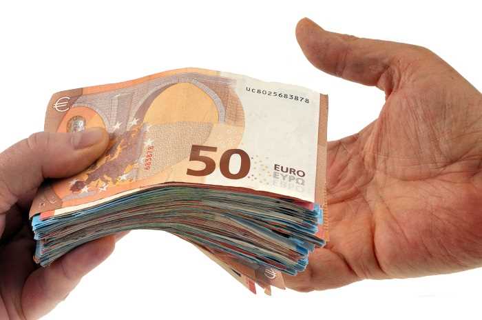 Quelque 160 000€ en petites coupures ont été découverts dans une voiture dissimulée dans un box - Illustration © Adobe Stock