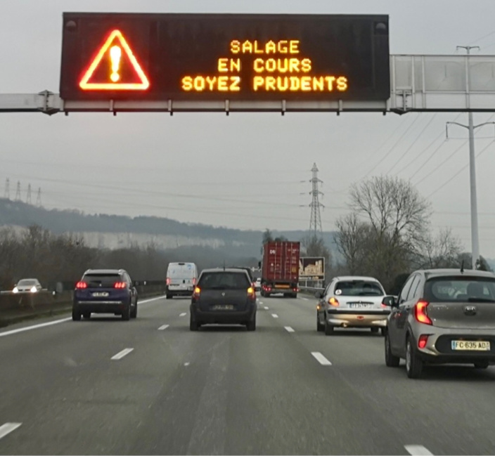 Ce mardi soir, sur l'autoroute A13, une opération de salage a eu lieu en prévision des chutes de neige attendues, notamment dans les Yvelines et l'Eure - Photo © C.L./infoNormandie