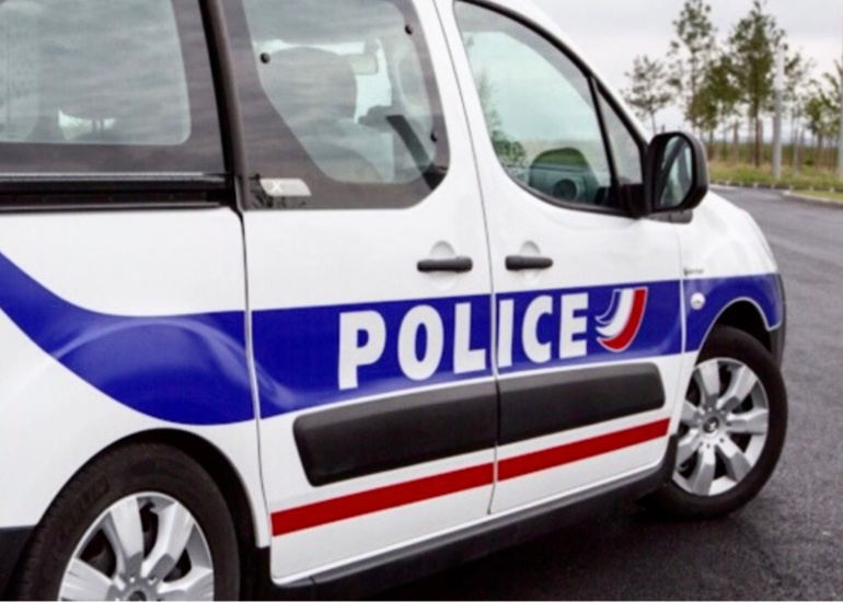 Le véhicule a été impacté par les jets de pierres - illustration Le véhicule a été impacté par les jets de pierres - illustration