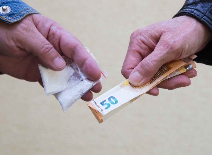 Héroine, cocaïne, résine de cannabis et argent en petites coupures ont été saisis lors de l'opération à Rouen - Illustration © Adobe Stock
