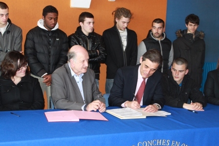 Alfred Recours (à gauche) a signé avec le préfet Dominique Sorain les douze premières conventions "emplois d'avenir" de la communauté de communes qu'il préside