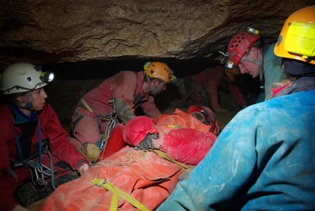 Les secours ont démontré leur savoir-faire pour évacuer une victime prisonnière dans les grottes de Caumont