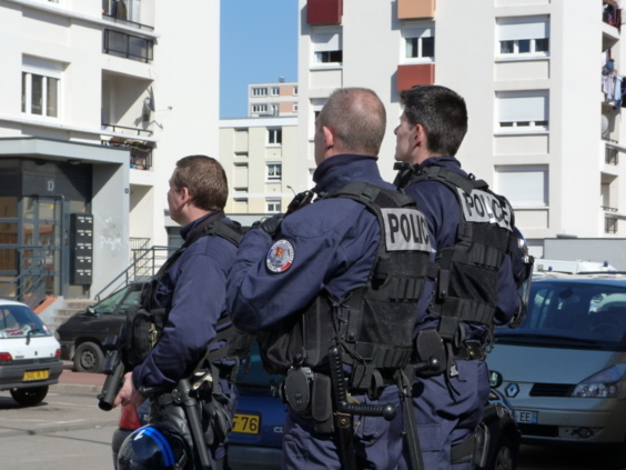 Des hommes de la compagnie d'intervention prennent position à proximité de l'immeuble où est retranché l'un des assaillants (Photos DR)