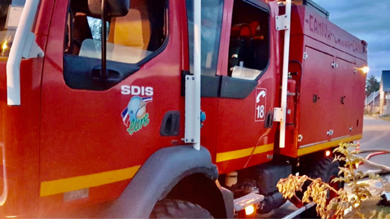 Les sapeurs-pompiers ont établi deux lances pour combattre l’incendie - Illustration @ infoNormandie