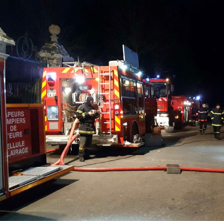 47 sapeurs-pompiers ont été engagés avec pour mission première d’empêcher la propagation du feu aux bâtiments voisins - Illustration