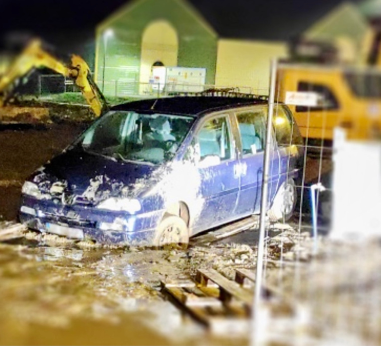 Les suspects ont embourbé leur voiture (Peugeot 806) sur le chantier - photo @ DDSP76