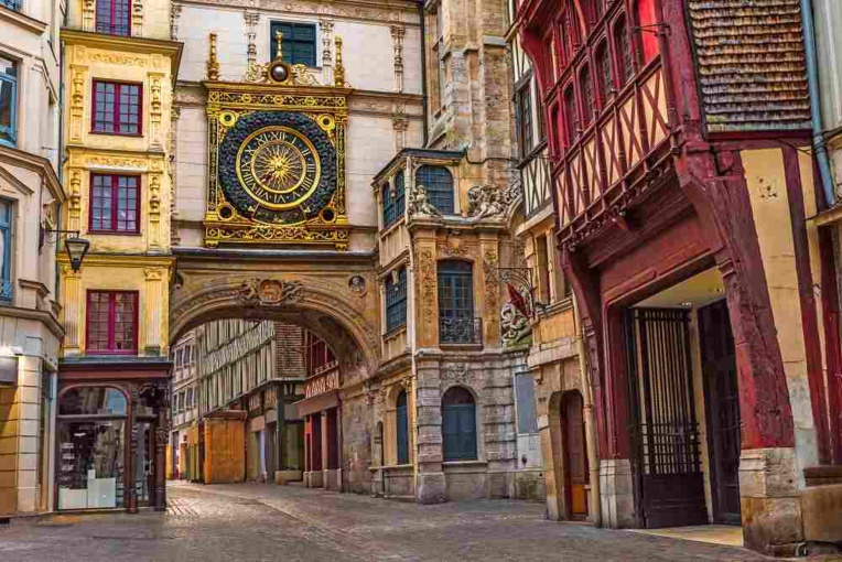 La rue du Gros Horloge à Rouen : un haut lieu touristique désespérément vide avec le confinement - Illustration © Adobe