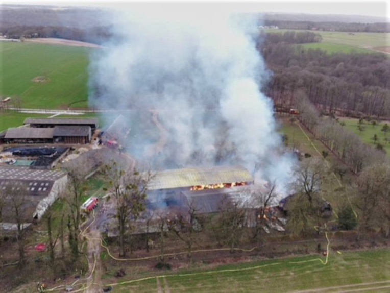 Le bâtiment de 3 000 m2 était entièrement embrasé à l'arrivée des secours - Photo © Sdis76 Le bâtiment de 3 000 m2 était entièrement embrasé à l'arrivée des secours - Photo © Sdis76