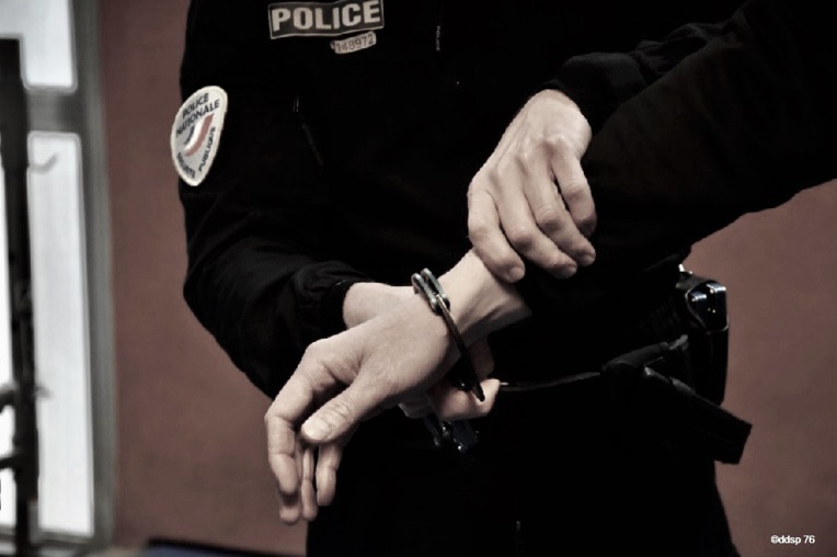 L'homme a dû être maîtrisé pour être emmener à l'hôtel de police - Illustration © DDSP76