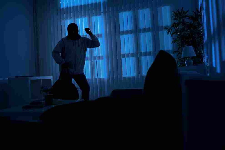 Les agresseurs sont entrés dans l'appartement sans effraction et ont surpris l'octogénaire  dans son sommeil en pleine nuit -  Illustration © Adobe Stock