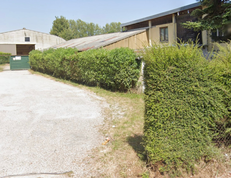 Les bâtiments qui ont abrité les écuries Anquetin sont aujourd’hui désertés - illustration