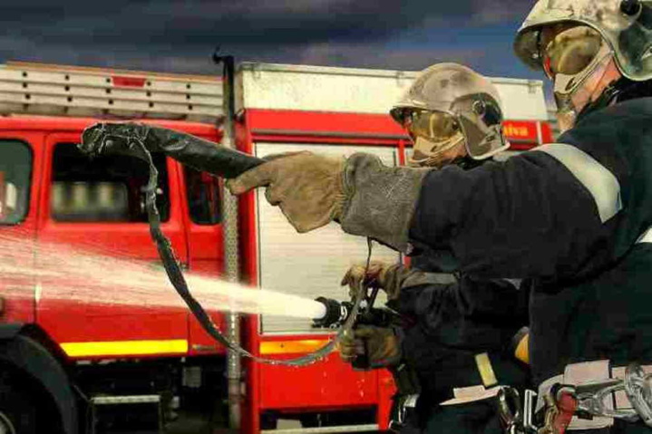 Le feu a été éteint à l'aide de deux lances - Illustration © Adobe Stock