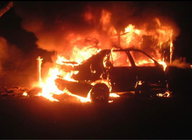 La voiture était embrasée dans le parking souterrain de l'immeuble - Illustration La voiture était embrasée dans le parking souterrain de l'immeuble - Illustration