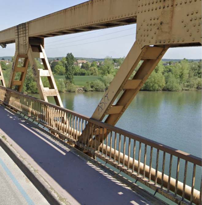 Un témoin a déclaré avoir vu l’homme sauter du pont qui enjambe la Seine - Illustration