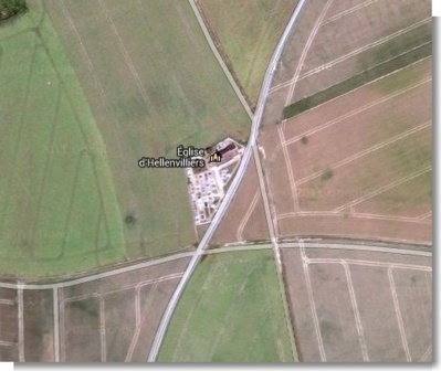 Comme on peut le voir sur cette capture d'écran Google Maps, l'église et le cimetière d'Hellenvilliers sont situés à l'extérieur de la commune, dans un endroit isolé