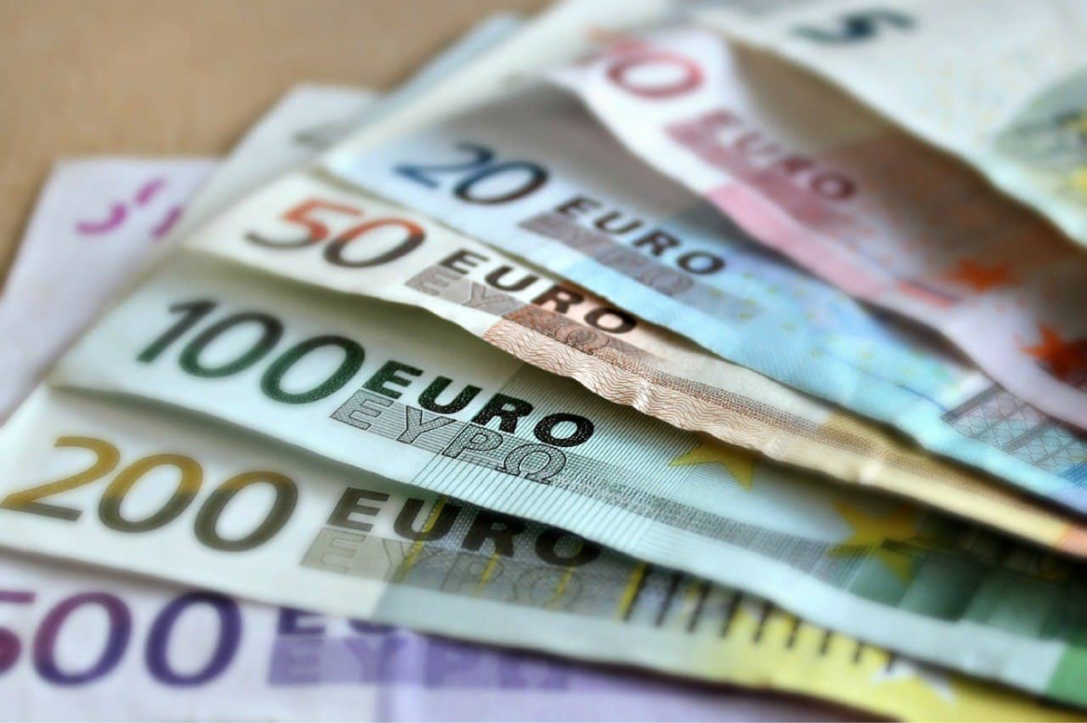 Plus de 14 000€ en billets de banque ont été découverts lors des perquisitions - illustration @ Pixabay