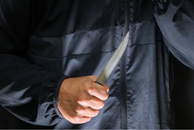 Le jeune homme a reçu au moins un coup de couteau au niveau du dos - illustration © iStock