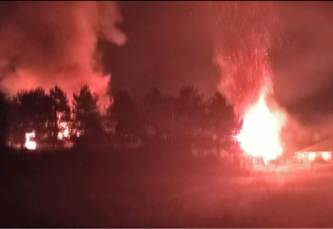 Deux bâtiments distincts étaient en feu à l’arrivée des secours - photo @ Sdis76 Deux bâtiments distincts étaient en feu à l’arrivée des secours - photo @ Sdis76