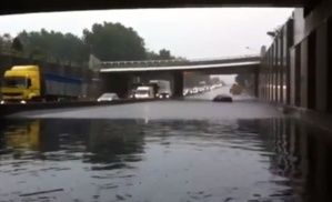 Un automobiliste est resté coincé sur la Sud III inondée (capture d'écran vidéo redactionweb Rouen)
