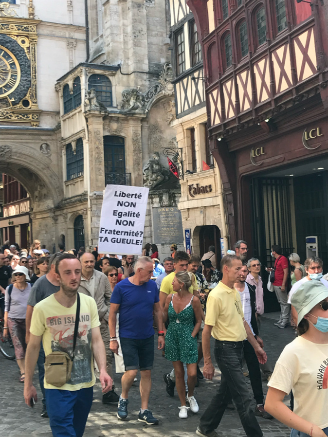 Les manifestants défilent dans la rue du Gros-Horloge en direction de la place du Vieux-Marché à Rouen - Photos @ N.C pour infoNormandie