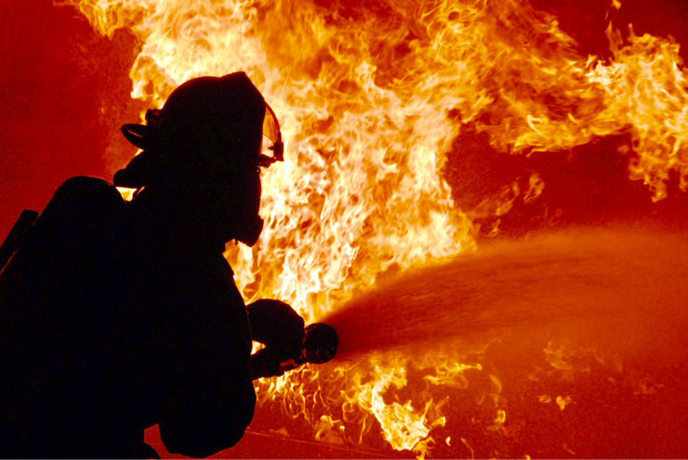 Les sapeurs-pompiers combattent l’incendie avec quatre lances - Illustration @ Pixabay