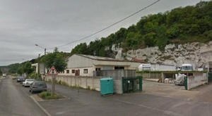 Les voleurs s'apprêtaient à vider les réservoirs de deux camions lorsqu'ils ont été dérangés par le patron de l'entreprise (@Google Maps)