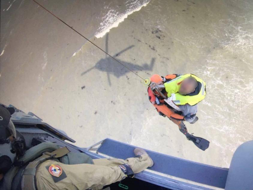 Le plaisancier, fatigué et en légère hypothermie, a été hélitreuillé à bord de l'hélicoptère de la Marine nationale - Crédit photo : Détachement 33F / Marine nationale