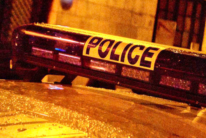 La vitre du véhicule de police a été brisée par un projectile - illustration La vitre du véhicule de police a été brisée par un projectile - illustration