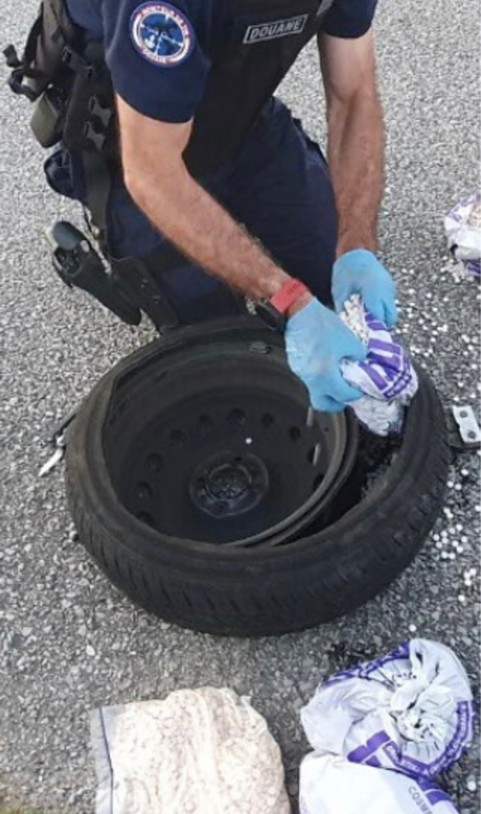Les cachets d'ecstasy étaient dissimulés dans le pneus de la roue de secours - Photo © Douane Rouen Les cachets d'ecstasy étaient dissimulés dans le pneus de la roue de secours - Photo © Douane Rouen