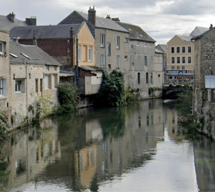 Une nappe de couleur verte a été identifiée à la surface de la rivière - Illustration Une nappe de couleur verte a été identifiée à la surface de la rivière - Illustration