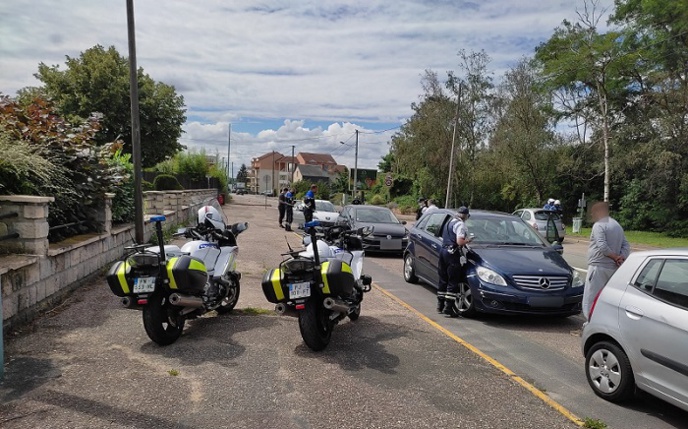 45 véhicules ont été contrôlés par une douzaine de policiers - Photo © DDSP76 45 véhicules ont été contrôlés par une douzaine de policiers - Photo © DDSP76