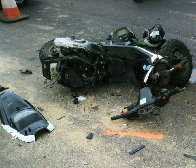 Le scooter a été percuté par un premier véhicule, puis par un second alors qu'il était couché sur la chaussée - Photo © DR