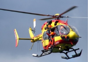 Dragon 76, l'hélicoptère de la Sécurité civile basé au Havre, participe aux recherches au large du Havre