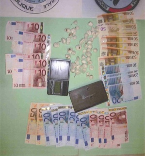 800 euros et  60 grammes de cocaïne confectionnés en boulettes ont été saisis par les policiers