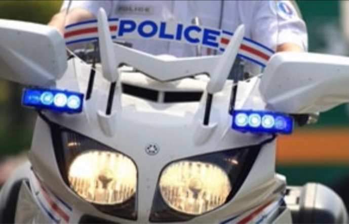 L’automobiliste a coupé la priorité aux policiers de la formation motocycliste urbaine - Illustration @ DDSP76