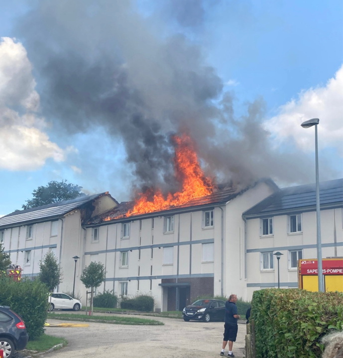 La toiture était embrasée à l’arrivée des sapeurs-pompiers - photo @ SDIS76 La toiture était embrasée à l’arrivée des sapeurs-pompiers - photo @ SDIS76