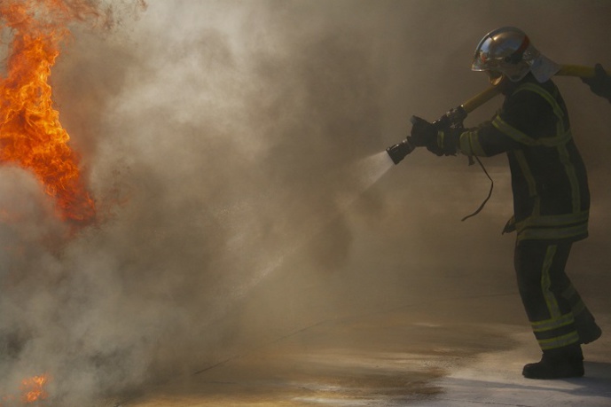 Le feu a été circonscrit à l'aide d'une lance à incendie - Illustration © Adobe