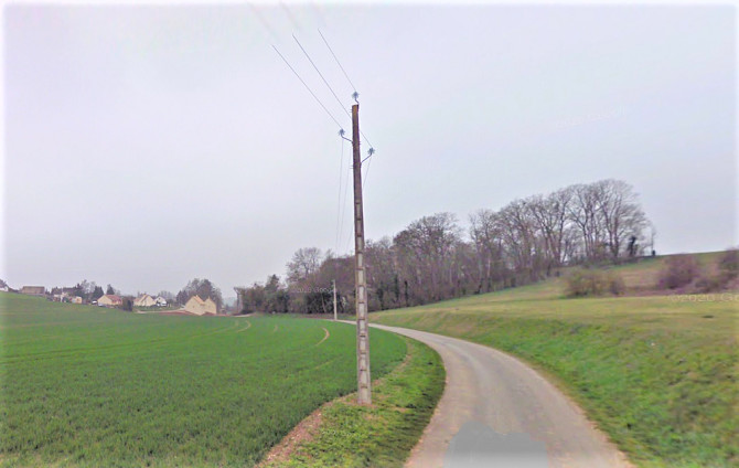 Le véhicule a, pour une raison indéterminée, percuté le poteau EDF, en bordure de la rue de la Forêt - Illustration © Google Maps