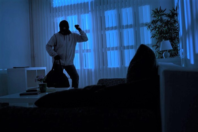 Le cambrioleur a été surpris dans le salon de l'habitation - Illustration © Adobe Stock Le cambrioleur a été surpris dans le salon de l'habitation - Illustration © Adobe Stock