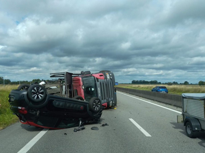 Le poids lourd s’est couché sur les voies de droite - Photo @ société Alis/Twitter Le poids lourd s’est couché sur les voies de droite - Photo @ société Alis/Twitter