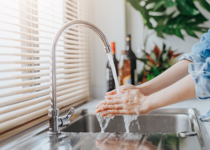 L’eau du robinet ne doit pas être utilisée pour les usages alimentaires : la boisson, le lavage des dents, la préparation des aliments, de boissons chaudes et glaçons - Illustration © Adobe Stock